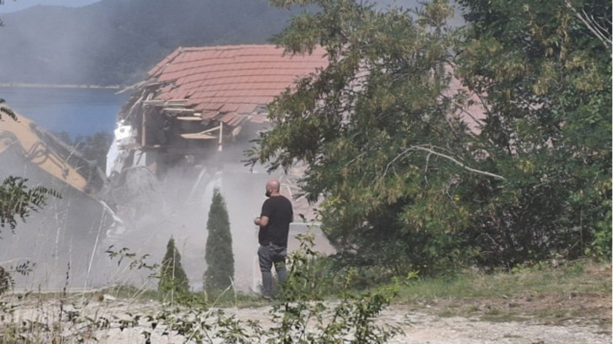 Rušenje motela Jezero na Gazivodama
