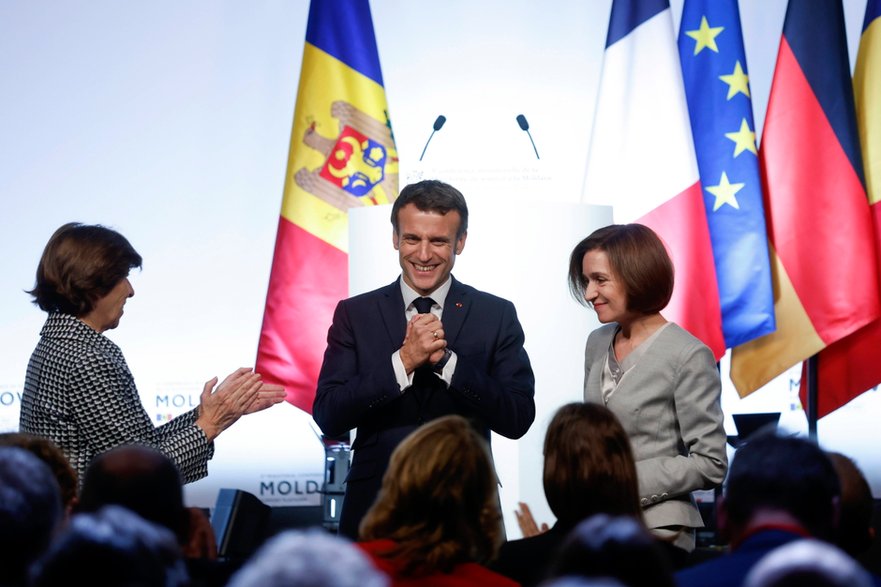 Prezydent Francji Emmanuel Macron, otoczony przez minister spraw zagranicznych Francji Catherine Colonna i prezydent Mołdawii Maia Sandu podczas trzeciej konferencji ministerialnej Platformy Wsparcia Mołdawii w Paryżu, 21 listopada 2022 r. 