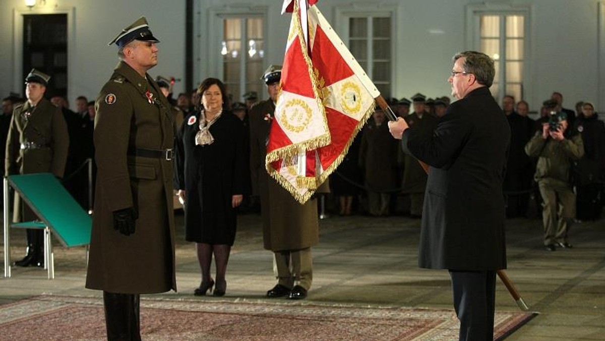 Prezydent RP Bronisław Komorowski uczestniczą w uroczystości wręczenia sztandaru Batalionowi Reprezentacyjnemu Wojska Polskiego. 