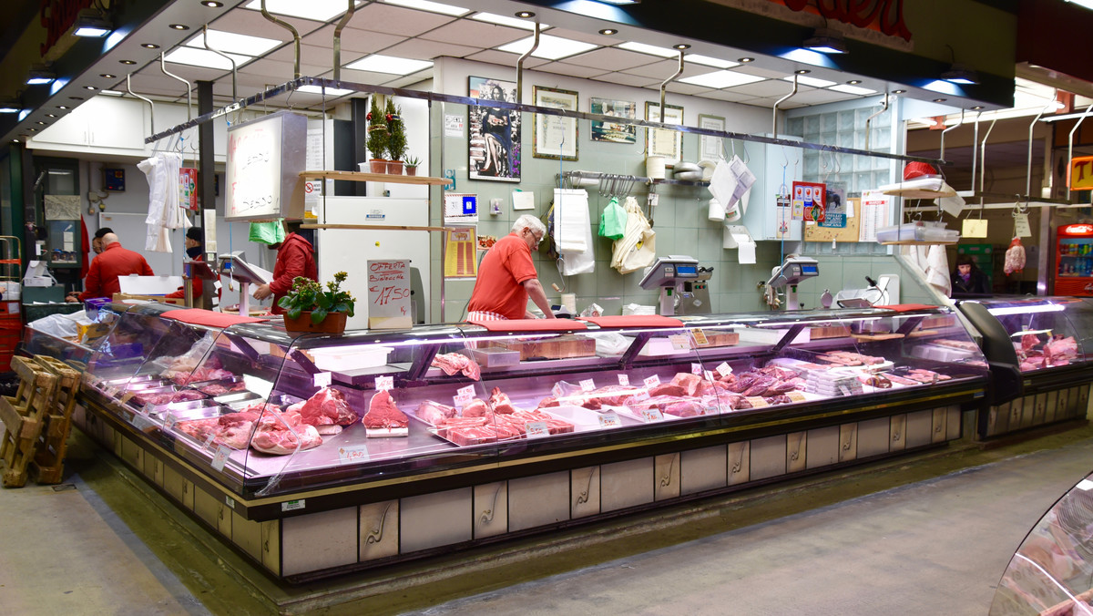 Sąd administracyjny w Neapolu zawiesił wydany przez władze tego miasta zakaz eksponowania zwierząt z uboju w witrynach sklepów mięsnych i na straganach rzeźników. Zakaz wydano na tydzień przed Wielkanocą, gdy nasila się handel jagniętami i koźlętami.
