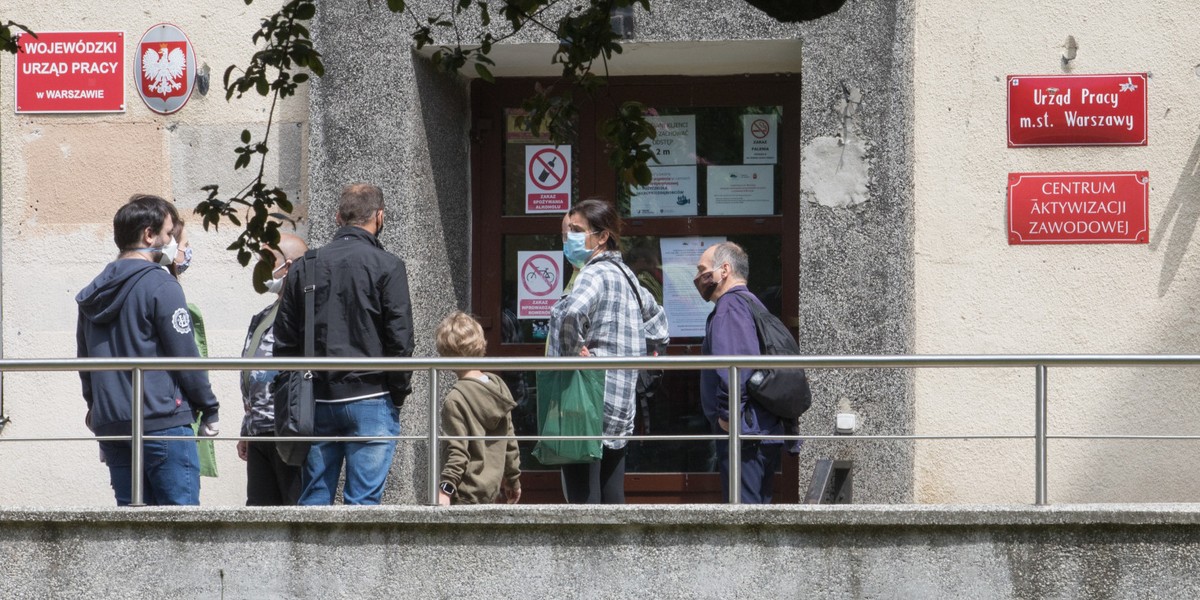 Około 60 proc. firm planuje utrzymanie zatrudnienia na aktualnym poziomie. Ci, którzy będą chcieli zwalniać w pierwszej kolejności będą proponować pracownikom samozatrudnienie i wcześniejsze emerytury.