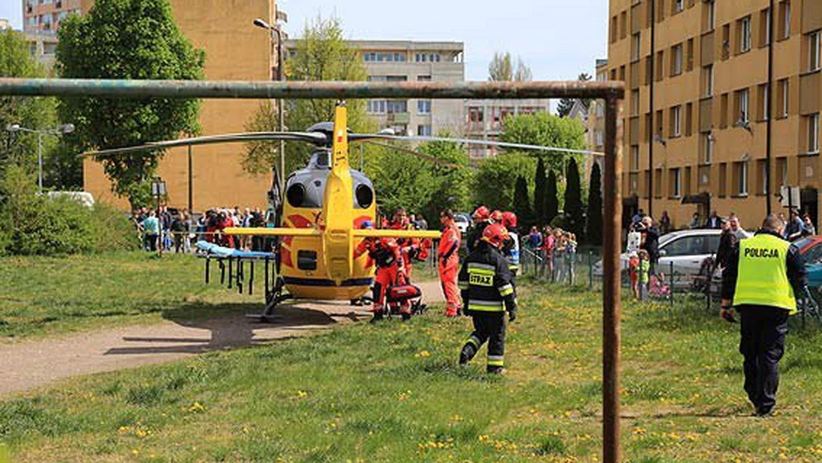 Dziś rano na ulicy Witosa w Świnoujściu wylądował helikopter Lotniczego Pogotowia Ratunkowego, by ratować życie kobiety. Nikt nie spodziewał się jednak, że interwencja skończy się... oburzeniem właściciela lexusa - informuje portal iswinoujscie.