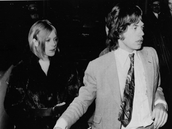 Gdy Marianne Faitfull poznała Micka Jaggera, była dość niewinną panienką. Co prawda Jagger bardziej udawał, niż brał narkotyki, to faktem jest, że to w czasie trwania ich związku Marianne zaczęła brać