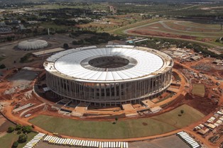 Mundial w Brazylii: gospodarcza porażka może przykryć sportową