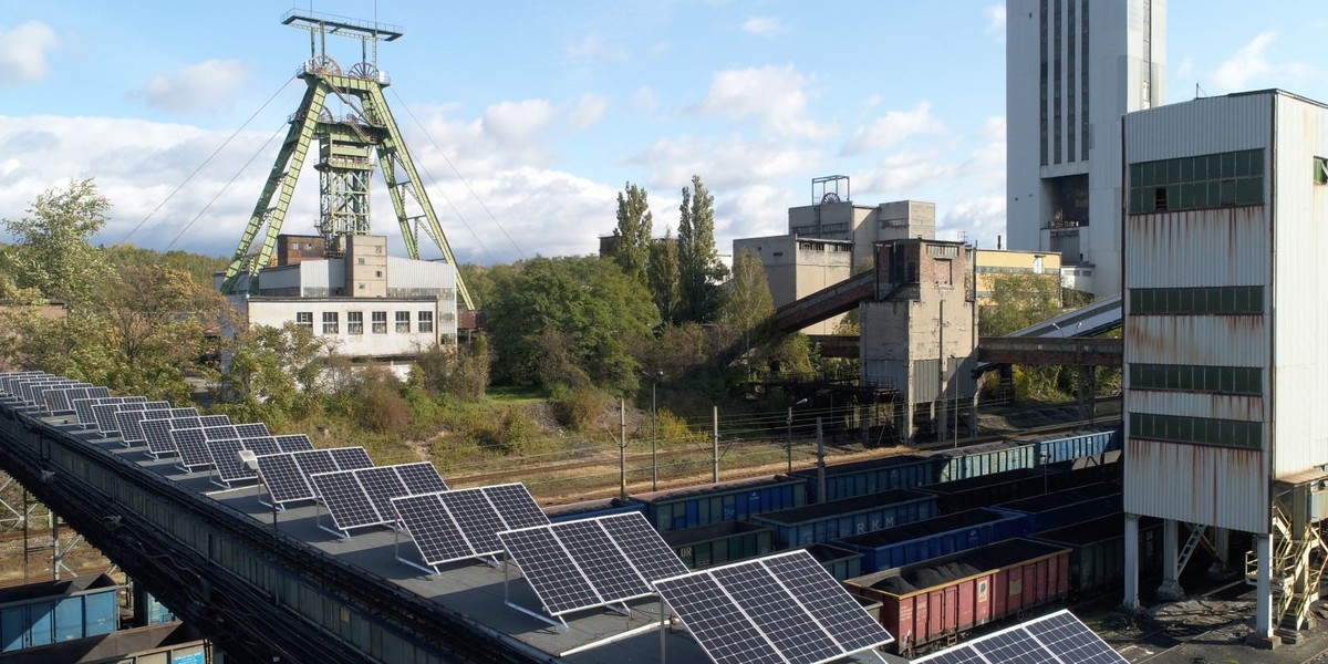 Instalacje fotowoltaiczne mają stopniowo pojawiać się w kolejnych kopalniach - w najbliższym czasie naziemne panele będą umieszczone na hałdach gliwickiej kopalni Sośnica. 