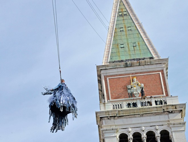 HUCZNY I PIĘKNY KARNAWAŁ W WENECJI