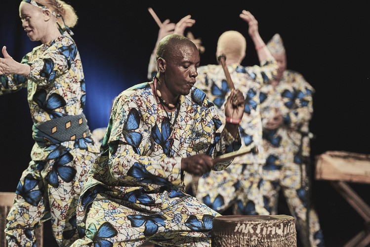 <strong>Albino Revolution Cultural Troupe - energia Tanzanii</strong>
<br></br>
Za sprawą występu Albino Revolution Cultural Troupe publiczność Brave Festival zyskała nowy synonim słowa „energetyczny”. Tempem i rytmem muzyki tanzańska grupa porwała widownię, ogromne wrażenie zrobiła też dynamika tancerzy. Po spektaklu wielu widzów mówiło, że gdyby przestrzeń Sceny na Świebodzkim na to pozwalała, to chętnie przyłączyliby się do artystów.
<br></br>
fot. Mateusz Bral