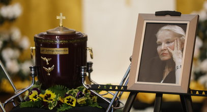 Poruszające pożegnanie prof. Jadwigi Staniszkis. Urna tonęła w różach i gerberach. Kaplicę wypełnił bolesny żal