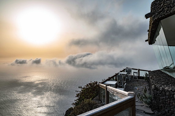 Restauracja "Mirador de la Peña" to prawdziwe orle gniazdo, rozciąga się stąd wspaniały widok na dolinę El Golfo. 