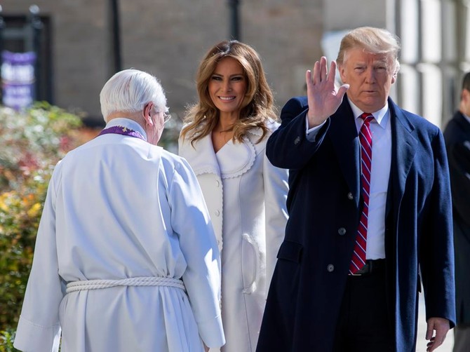 Melanija i Donald Tramp sa sveštenikom