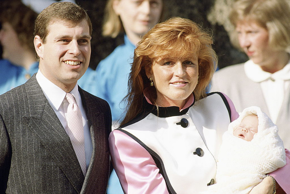 Pierwsze zdjęcia kolejnych członków rodziny Windsorów: Sarah Ferguson i książę Andrzej z córką, księżniczką Eugenią w 1990 r.