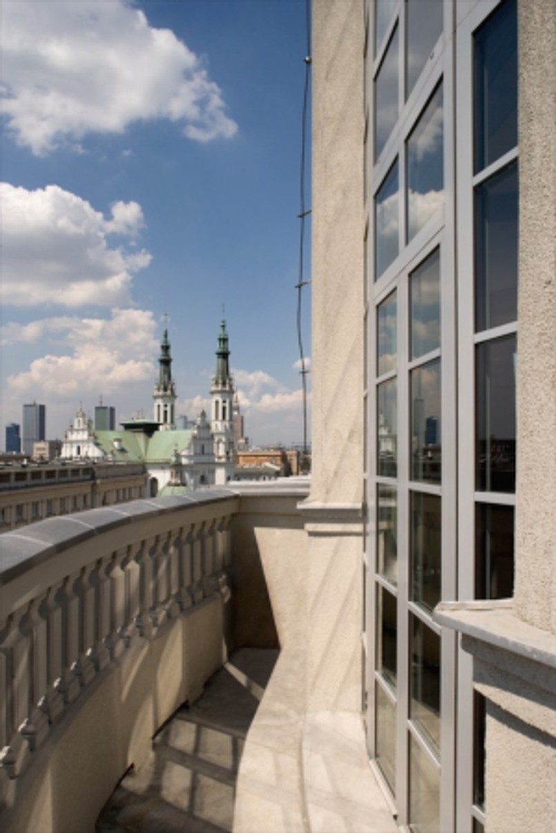 Z tego poziomu jest też wyjście na panoramiczny taras z widokiem na wschód, południe i zachód Warszawy.