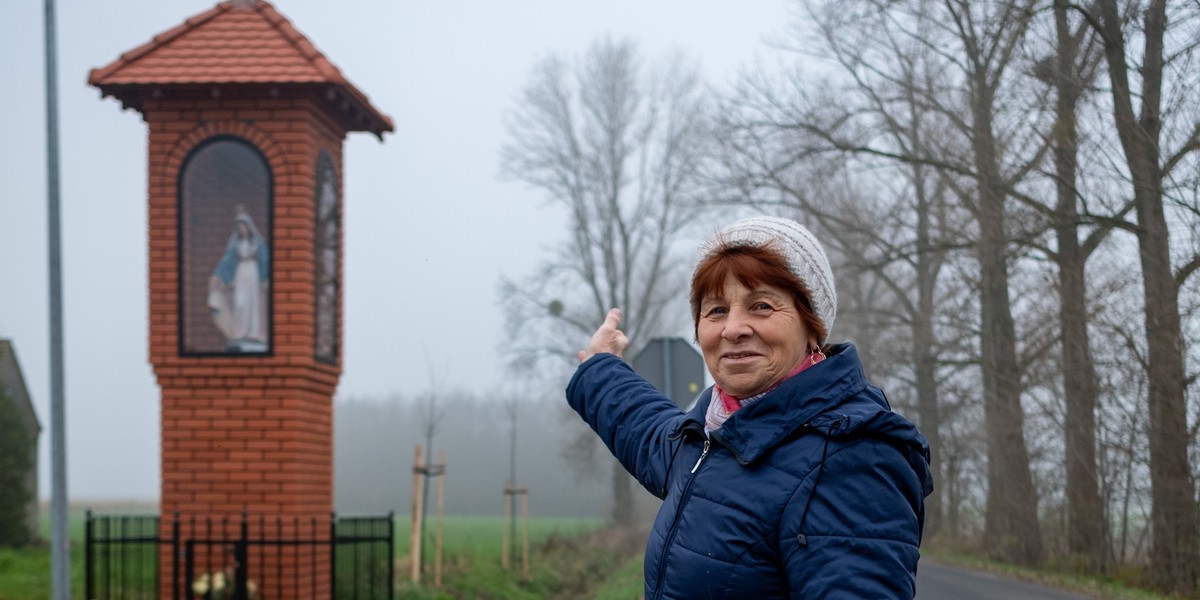 Teresa Szymczak z Bruczkowa pokazuje odnowioną kapliczkę.