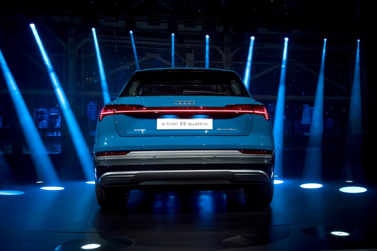 W przyszłym roku do E-Trona dołączy nowa wersja modelu Sportback, a następnie wiele innych pojazdów obejmujących wszystkie główne segmenty - od kompaktowych pojazdów, po ekskluzywne limuzyny. Nowy koncepcyjny model E-Tron GT ma zostać zaprezentowany na pokazie w Los Angeles w listopadzie.
<br>
Jednak czy to wystarczy żeby zagrozić dominacji Tesli? Pomimo ambicji Audi, Porsche, BMW, Mercedesa czy innych, przed 2020 rokiem Tesla stanie przed niewielką bezpośrednią konkurencją, uważa Toni Sacconaghi, analityk z Sanford C. Bernstein Co.