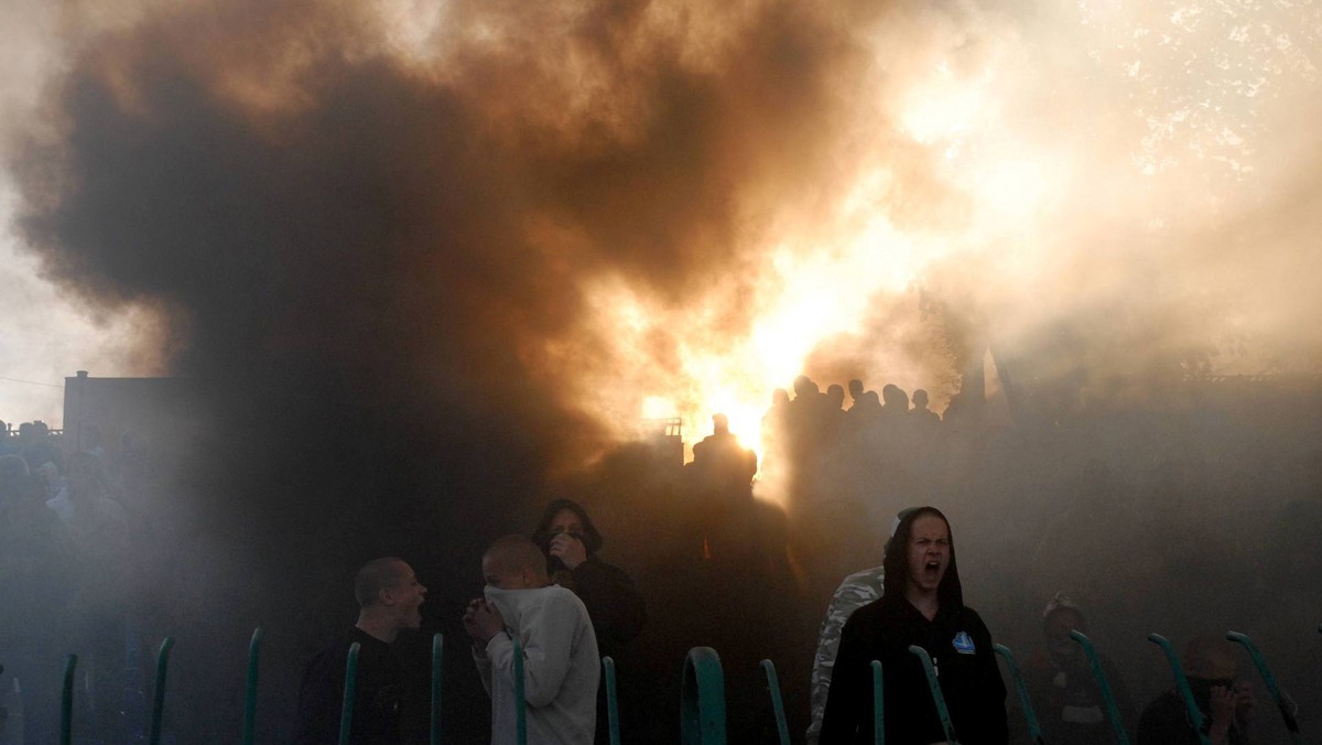 Z butelką piwa w ręku wykrzykiwał wulgarne treści pod adresem jednego z rzeszowskich klubów piłkarskich. Taki obrazek, z udziałem pracownika wydziału Kultury, Sportu i Turystyki Urzędu Miasta Rzeszowa znalazł się w reportażu telewizji francuskiej o polskich pseudokibicach - informuje program "Prosto z Polski".