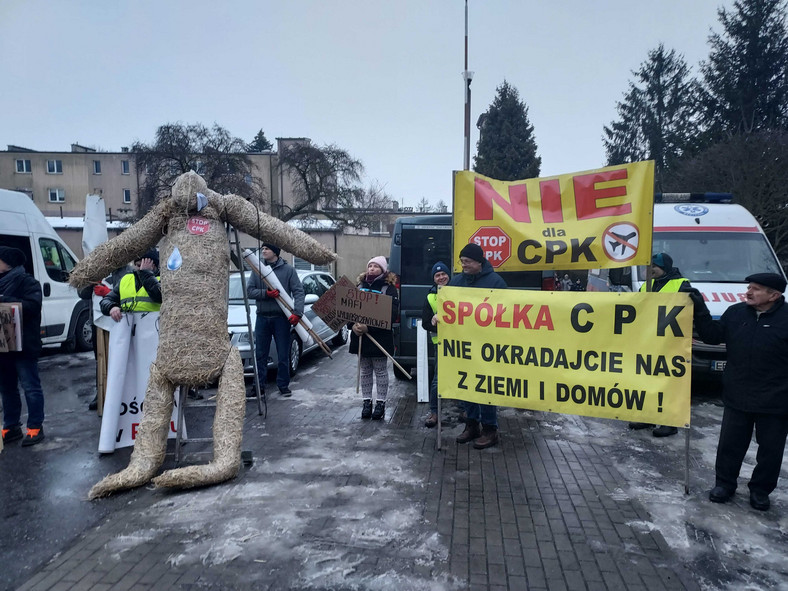 Przeciwnicy CPK pod szkołą, w której przemawiał w piątek Andrzej Duda