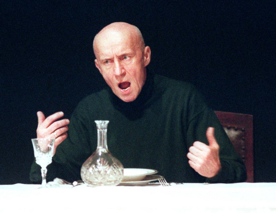 Marek Walczewski w spektaklu "Wymazywanie" w warszawskim Teatrze Dramatycznym (2001)