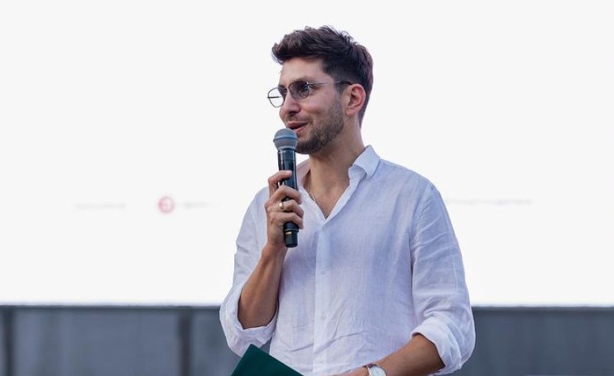 Piotr Wojdyło przedstawia się jako "konferansjer, prezenter i aktor z Krakowa".