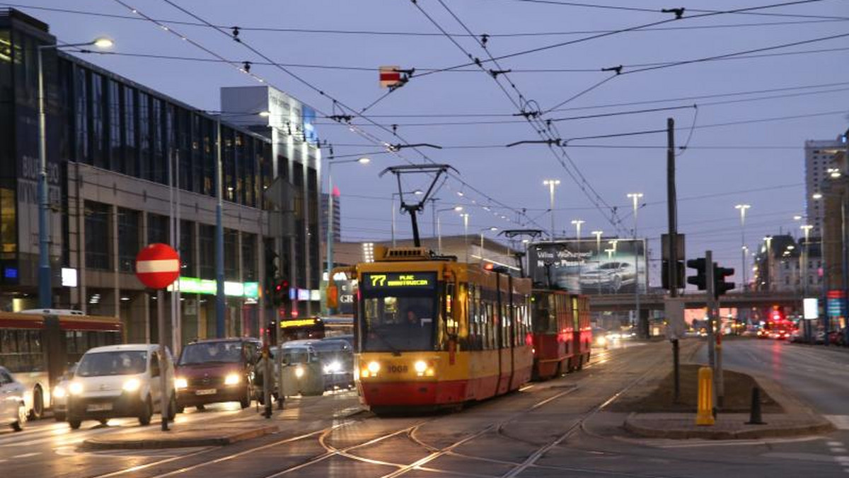 Likwidacja buspasów w kierunku Pragi, skrócenie czasu zakazu ruchu na wiadukcie Trasy W-Z przy Starym Mieście oraz zwiększenie częstotliwości kursowania tramwajów kursujących al. Waszyngtona i Al. Jerozolimskimi – to kolejne zmiany związane z zamknięciem mostu Łazienkowskiego po pożarze. Zaczną obowiązywać od poniedziałku, 2 marca.