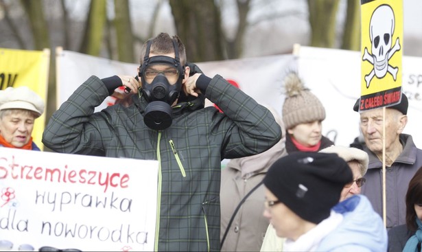 Dąbrowa Górnicza, 26.11.2014. Mieszkańcy Dąbrowy Górniczej - Strzemieszyc, protestują 26 bm. przeciwko utylizacji w tutejszym zakładzie śmieci z Salwadoru. Z Salwadoru do Polski wysłano transport 72 ton niebezpiecznych odpadów przeznaczonych do utylizacji. Mają trafić do zakładu utylizacyjnego w Strzemieszycach, dzielnicy Dąbrowy Górniczej. (mr) PAP/Andrzej Grygiel