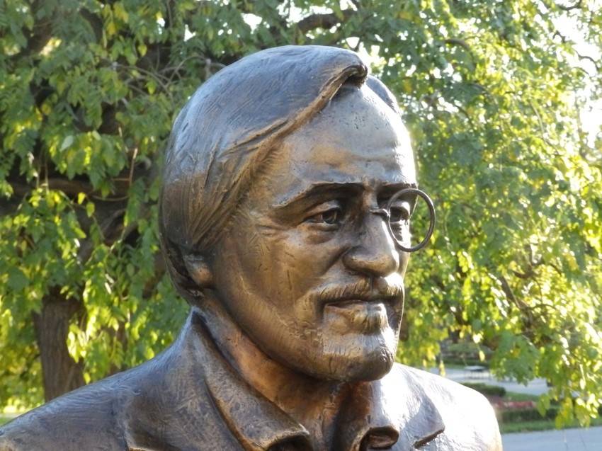 Polomljene naočare na statui Gage Nikolića