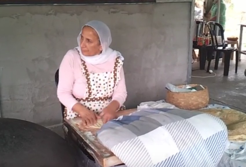 Druze žena pravi pitu