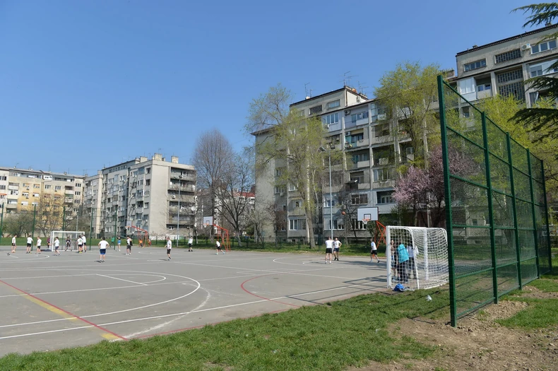 Zamenjene su konstrukcije za koševe, postavljeni su novi golovi i ceo teren je sada obeležen