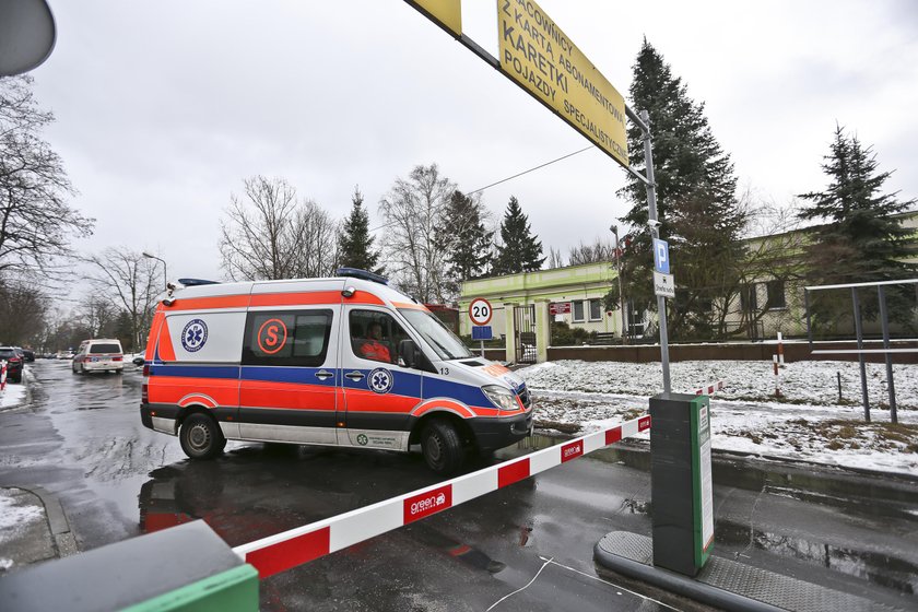 Portier szpitalnego parkingu uwięził karetkę na sygnale!