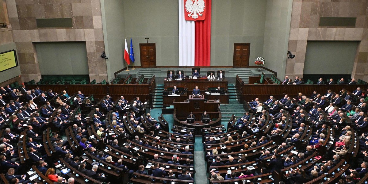 Posłowie skarżą się na wysokie rachunki i chcą podwyżek.