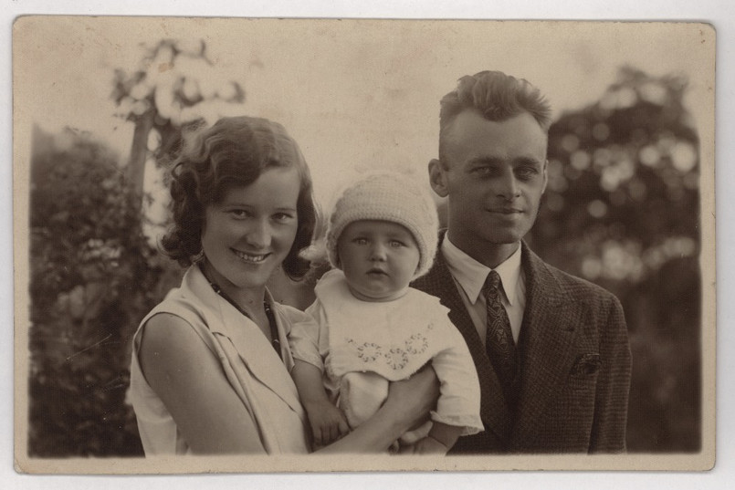 W 1929 r. Witold Pilecki poznał Marię Ostrowską, młodą nauczycielkę pochodzącą z Ostrowi Mazowieckiej. 7 kwietnia 1931 r Maria i Witold zawarli związek małżeński i zamieszkali w Sukurczach. Urodził im się syn, a potem córka