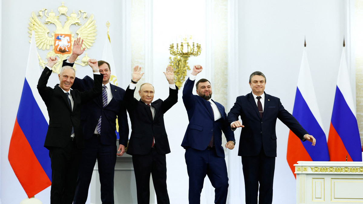 Od lewej: Władimir Saldo z Chersonia, Jewhen Bałycki z Zaporoża, Władimir Putin, Denis Puszylin z Doniecka i Leonid Pasiecznik z Ługańska