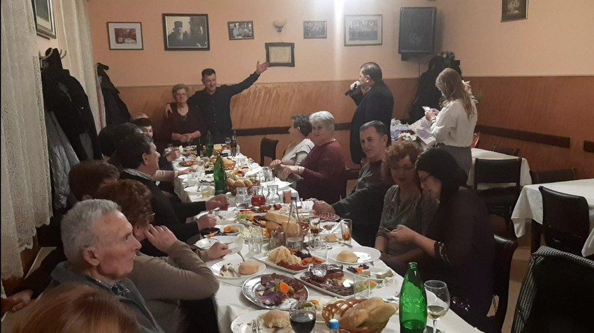 Proslava rođendana baka Ruže u kući Stjepanovića