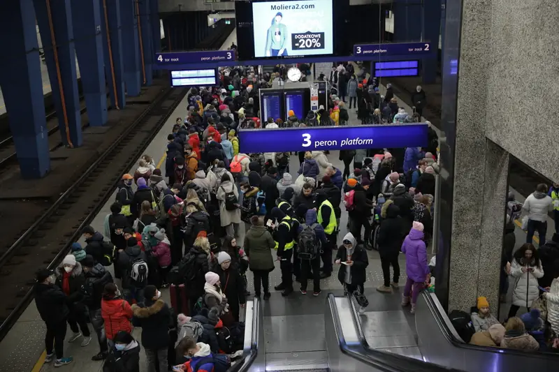 Osoby oczekujące na poranny pociąg do Berlina. To popularny kierunek wśród uchodźców z Ukrainy