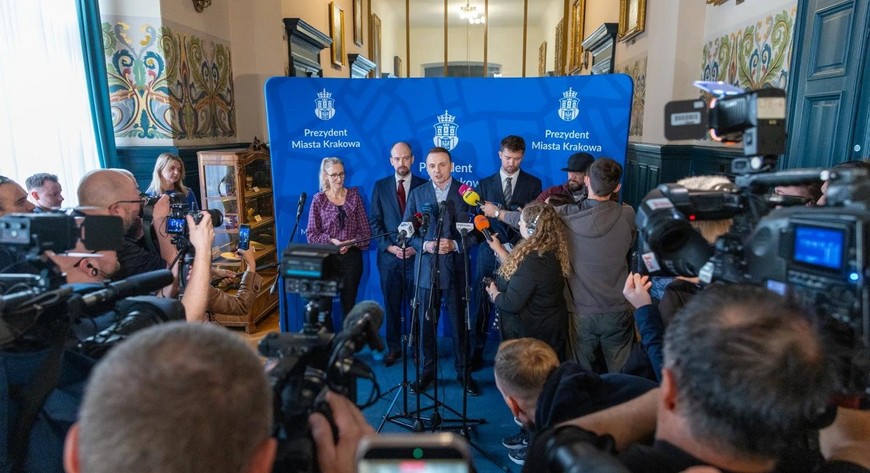 Podczas konferencji prasowej prezydent Krakowa Łukasz Gibała poinformował o zmianach w strukturze Urzędu Miasta Krakowa. Reforma zakłada m.in. likwidację sześciu departamentów.