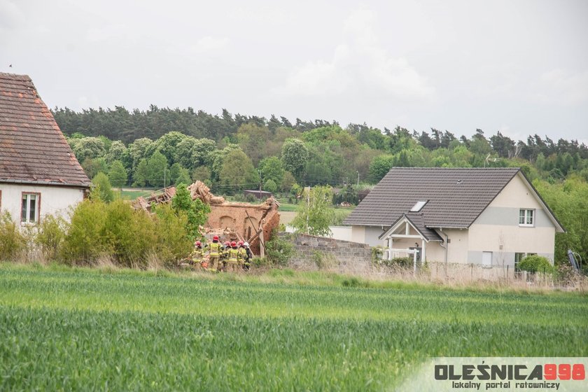 Ostrowina. Zawaliła się stodoła. 17-latek w ciężkim stanie trafił do szpitala