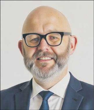 Bartosz Sokoliński, Dyrektor ds. Rozwiązań AI. Autor przez lata pracował z polskim sektorem kosmicznym, uczestnicząc w jego budowie od 2016 roku. Dzisiaj obserwuje z nadzieją i niepokojem, jak sektor stoi przed swoją największą szansą – i największym ryzykiem