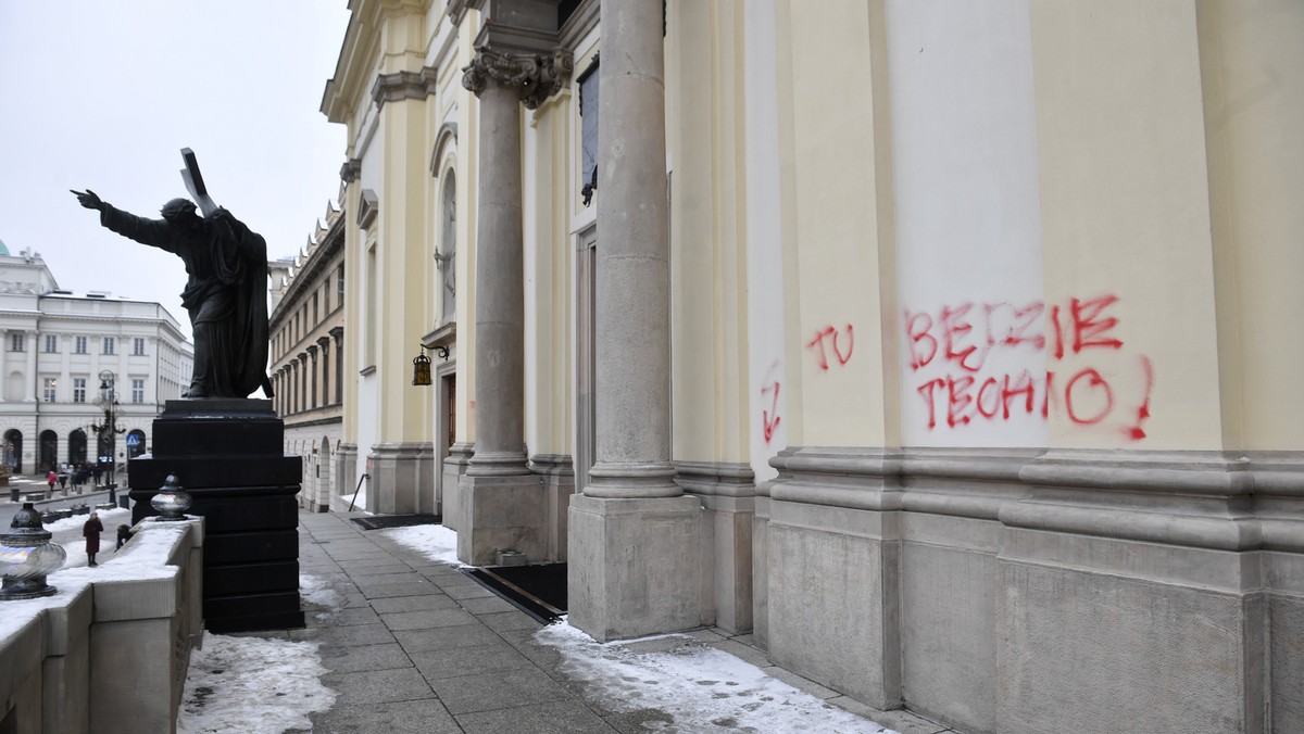 Fasada kościoła św. Krzyża w Warszawie pomazana w nocy z 24 na 25 grudnia