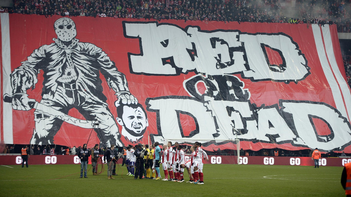 W niedzielnym meczu 23. kolejki belgijskiej ekstraklasy kibice Standardu Liege "przywitali" Stevena Defoura flagą, na której postać ze słynnego amerykańskiego horroru trzyma uciętą głowę ich byłego ulubieńca. Hasło brzmiało "Czerwony albo martwy".