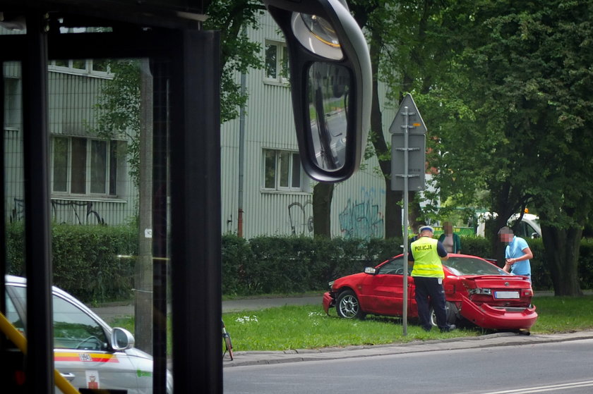 Wypadek w Warszawie. Osobówka zderzyła się z autobusem 