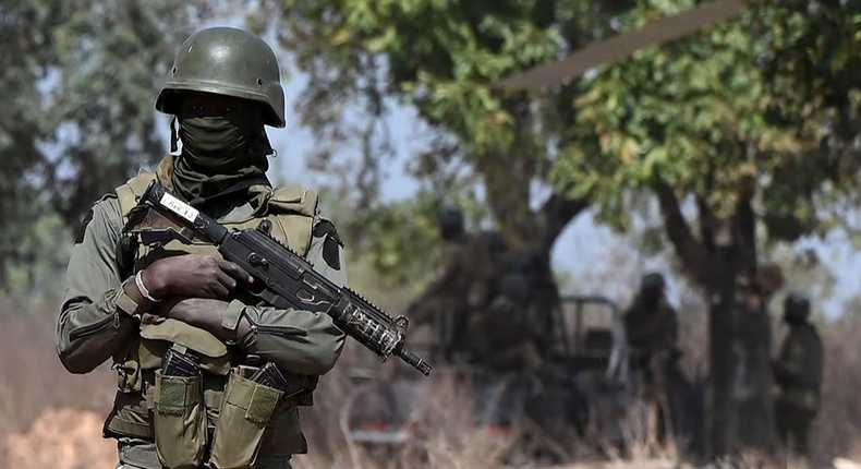 Un soldat de la sécurité du Premier ministre ivoirien Patrick Achi, à Tougbo, le 22 janvier 2022. © SIA KAMBOU/AFP