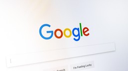 google uruchomił dwie ważne aktualizacje wyszukiwarki. co oznaczają dla stron internetowych?