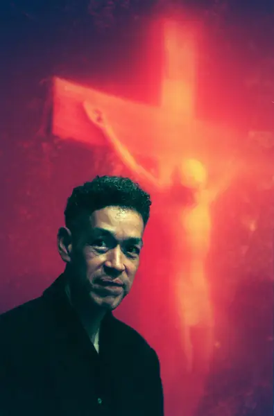 Andres Serrano i &quot;Piss Christ&quot;/Fot. Fairfax Media via Getty Images