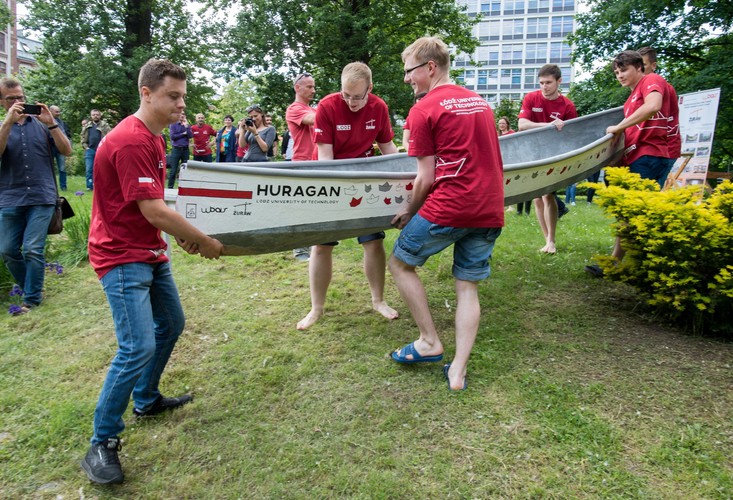 Kajak z betonu studentów z koła naukowego Żuraw przy Katedrze Budownictwa betonowego Wydziału Budownictwa, Architektury i Inżynierii Budownictwa Politechniki Łódzkie - (sj) PAP/Grzegorz Michałowski