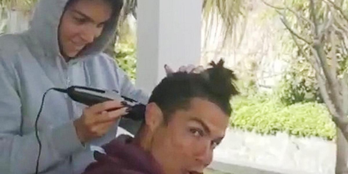 Nawet w czasie pandemii Cristiano Ronaldo dba o fryzurę