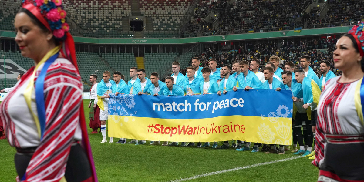 12 kwietnia w Warszawie został rozegrany pierwszy z serii "Mecz o pokój". 