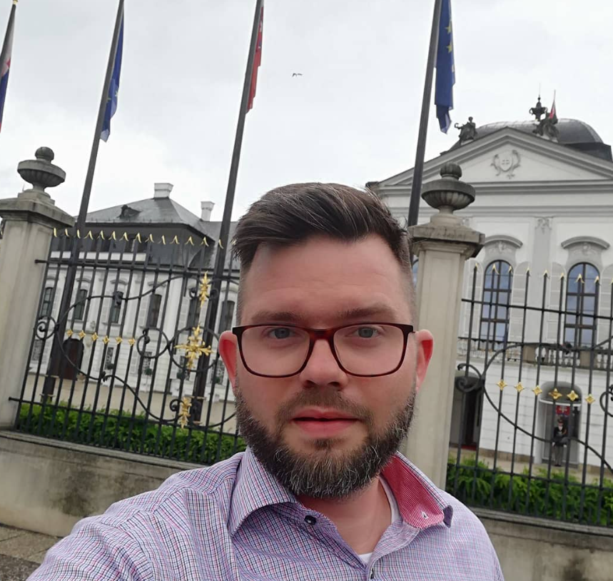 Bývalý hovorca Zuzany Čaputovej a bývalý novinár Martin Strižinec.