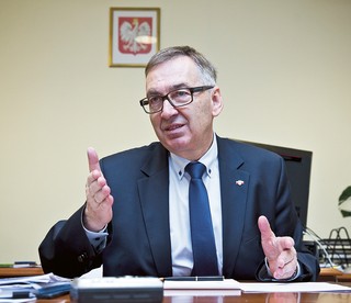 Szwed: Lepsze warunki życia i pracy zatrzymają Polaków w kraju [WYWIAD]