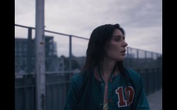 Nowy teledysk Kaśki Sochackiej do singla "Spaleni słońcem"