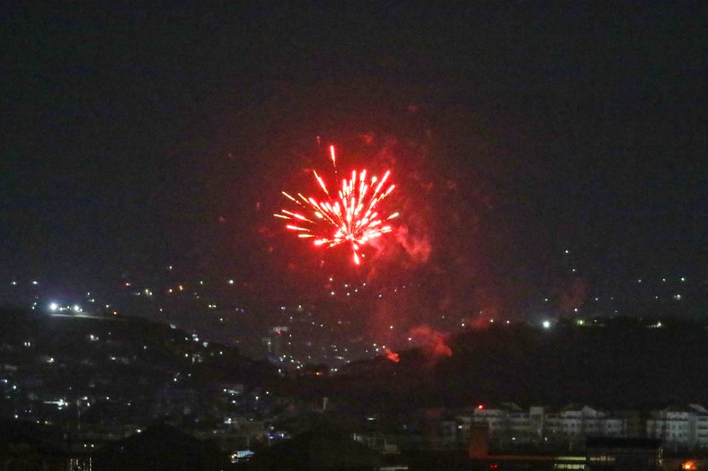 După ce ultimul avion american a decolat de pe aeroportul din Kabul la 31 august 2021, fotografii festive au luminat o parte din cerul nopții.