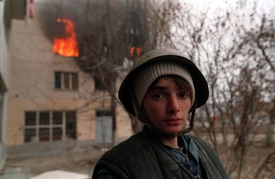 Młody Czeczen w czasie oblężenia Groznego (fot. Mikhail Evstafiev, opublikowano na licencji Creative Commons Attribution-Share Alike 3.0 Unported)